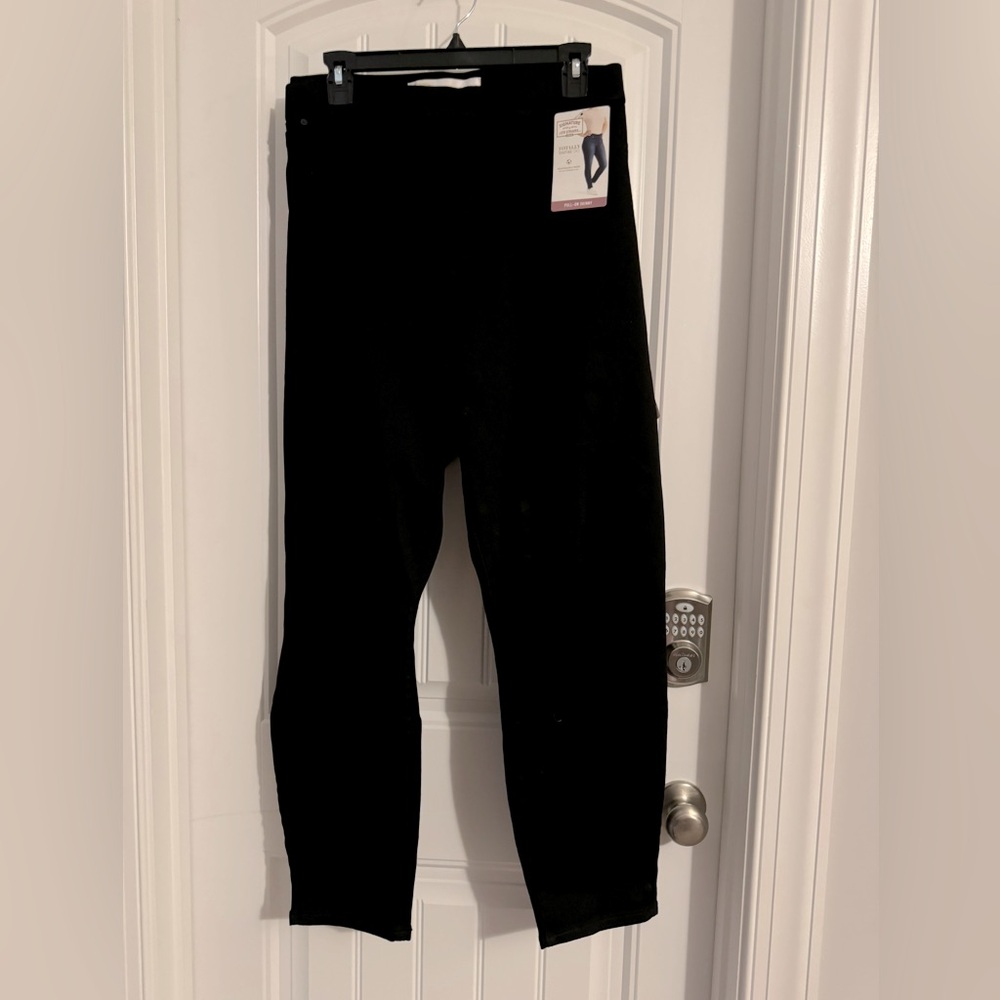 Great Levi's signature size 38 black totally shaping pull on skinny jeans plus